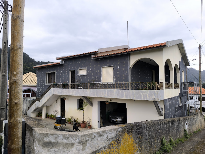 Antes - fachada da moradia no Porto da Cruz antes da restauração